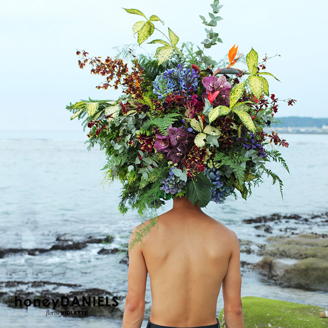 頭戴大花遊走海邊